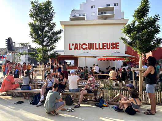 L'AIGUILLEUSE - Renovation of a former railway signal box into a kiosk-bar / Studio Téré L'AIGUILLEUSE - Renovation of a former railway signal box into a kiosk-bar / Studio Téré - Exterior Photography