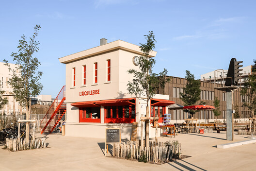 L'AIGUILLEUSE - Renovation of a former railway signal box into a kiosk-bar / Studio Téré L'AIGUILLEUSE - Renovation of a former railway signal box into a kiosk-bar / Studio Téré - Image 7 of 20