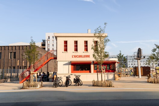L'AIGUILLEUSE - Renovation of a former railway signal box into a kiosk-bar / Studio Téré L'AIGUILLEUSE - Renovation of a former railway signal box into a kiosk-bar / Studio Téré - Image 1 of 20