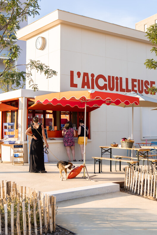 L'AIGUILLEUSE - Renovation of a former railway signal box into a kiosk-bar / Studio Téré L'AIGUILLEUSE - Renovation of a former railway signal box into a kiosk-bar / Studio Téré - Interior Photography
