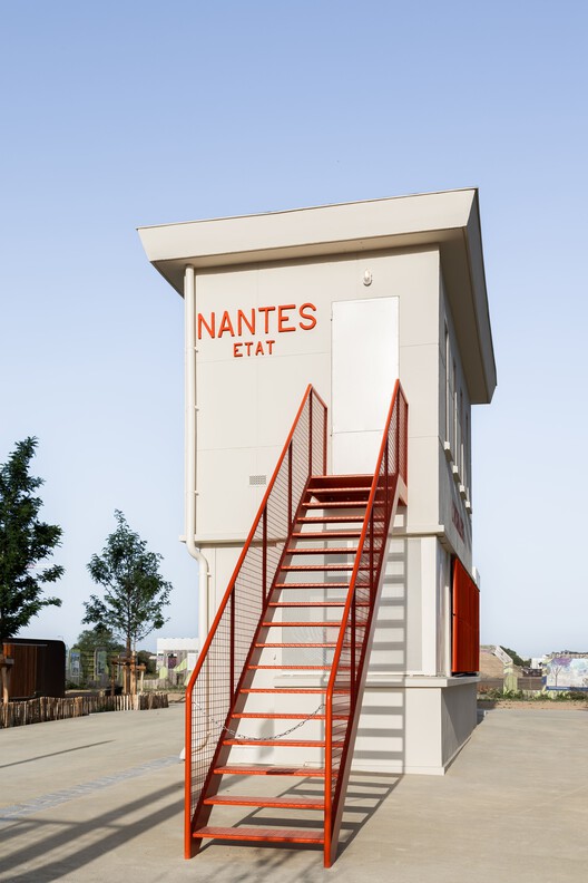 L'AIGUILLEUSE - Renovation of a former railway signal box into a kiosk-bar / Studio Téré L'AIGUILLEUSE - Renovation of a former railway signal box into a kiosk-bar / Studio Téré - Image 13 of 20