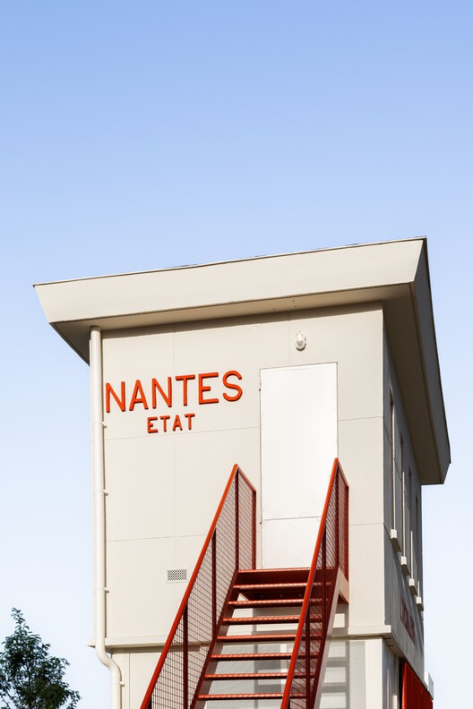 L'AIGUILLEUSE - Renovation of a former railway signal box into a kiosk-bar / Studio Téré L'AIGUILLEUSE - Renovation of a former railway signal box into a kiosk-bar / Studio Téré - Image 14 of 20