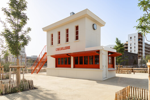 L'AIGUILLEUSE - Renovation of a former railway signal box into a kiosk-bar / Studio Téré L'AIGUILLEUSE - Renovation of a former railway signal box into a kiosk-bar / Studio Téré - Image 2 of 20