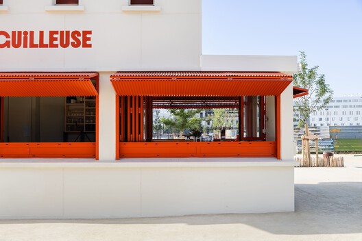 L'AIGUILLEUSE - Renovation of a former railway signal box into a kiosk-bar / Studio Téré L'AIGUILLEUSE - Renovation of a former railway signal box into a kiosk-bar / Studio Téré - Interior Photography