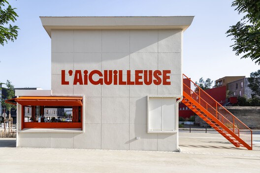 L'AIGUILLEUSE - Renovation of a former railway signal box into a kiosk-bar / Studio Téré L'AIGUILLEUSE - Renovation of a former railway signal box into a kiosk-bar / Studio Téré - Exterior Photography, Concrete