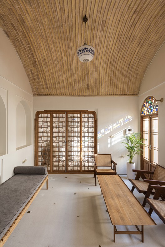 Casa Minoudar / harandi & harandi architects Casa Minoudar / harandi & harandi architects - Fotografía interior, Madera, Iluminación, Arco, Sillas