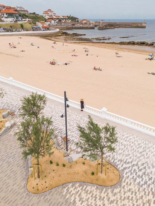 Passeio Marítimo de Comillas / Hector Navarro + ARKHITEKTON - Imagem 11 de 31