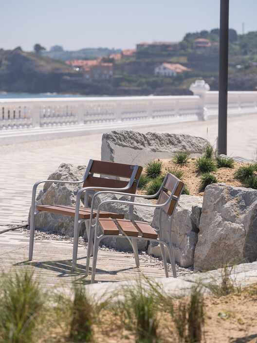Passeio Marítimo de Comillas / Hector Navarro + ARKHITEKTON - Fotografia de Exterior, Cadeira