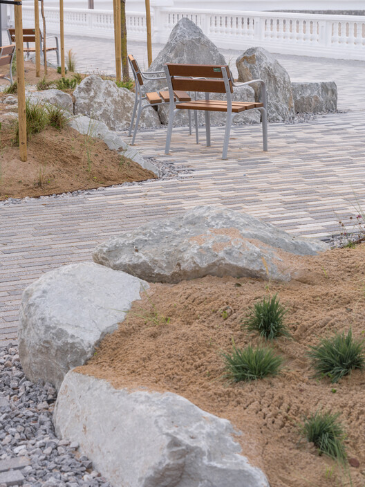 Passeio Marítimo de Comillas / Hector Navarro + ARKHITEKTON - Fotografia de Exterior, Jardim