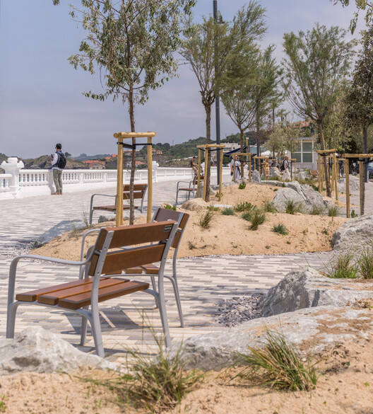Passeio Marítimo de Comillas / Hector Navarro + ARKHITEKTON - Fotografia de Exterior, Cadeira
