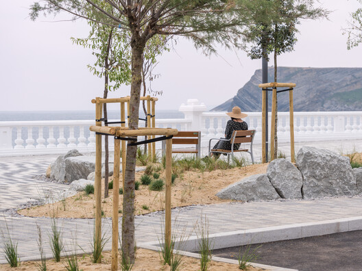 Passeio Marítimo de Comillas / Hector Navarro + ARKHITEKTON - Fotografia de Exterior, Madeira, Costa