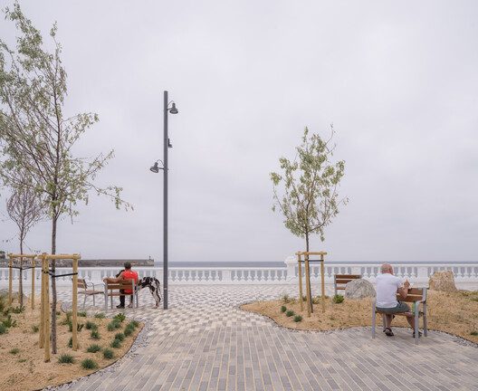 Passeio Marítimo de Comillas / Hector Navarro + ARKHITEKTON - Fotografia de Exterior, Terraço