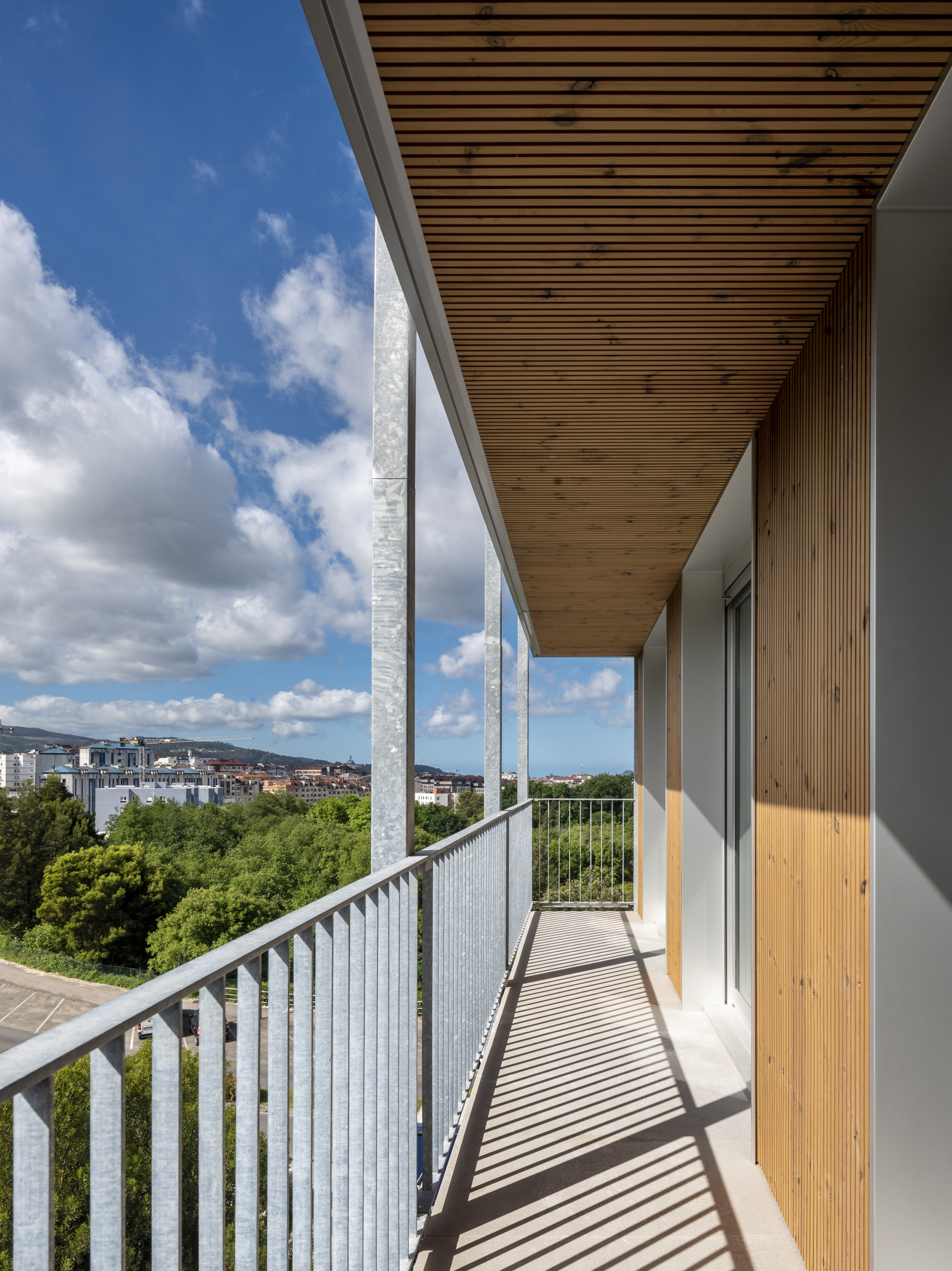 Cuatro bloques en Pontevedra construyen 74 viviendas públicas alrededor del paisaje, vista 3