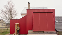 House With a Red Addition / Facha architekti