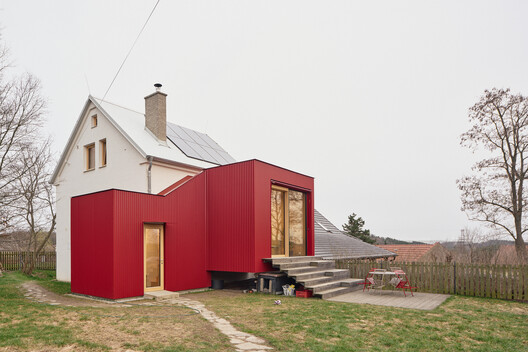 House With a Red Addition / Facha architekti House With a Red Addition / Facha architekti - Exterior Photography, Wood