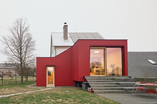 House With a Red Addition / Facha architekti House With a Red Addition / Facha architekti - Exterior Photography