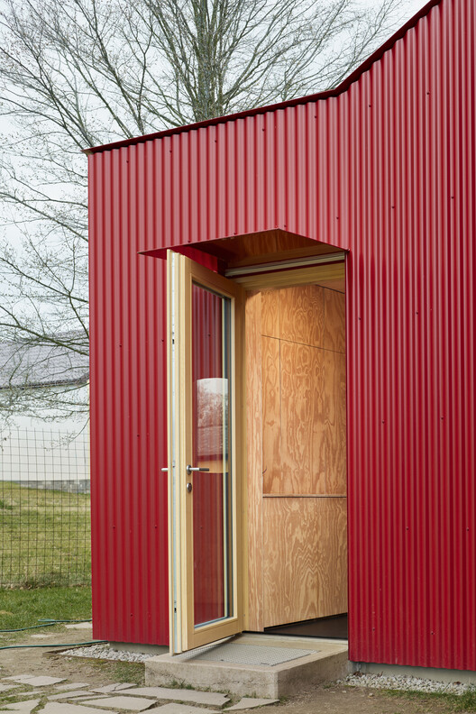 House With a Red Addition / Facha architekti House With a Red Addition / Facha architekti - Exterior Photography, Wood, Door