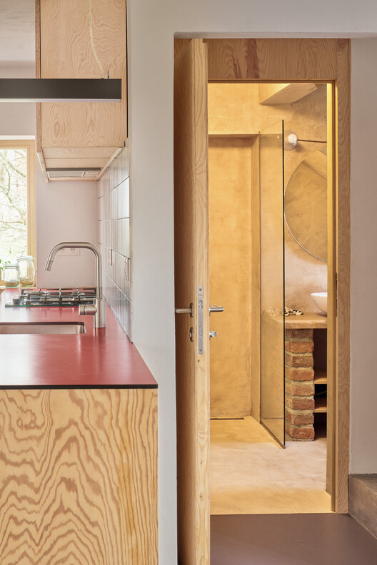 House With a Red Addition / Facha architekti House With a Red Addition / Facha architekti - Interior Photography, Kitchen, Wood, Door