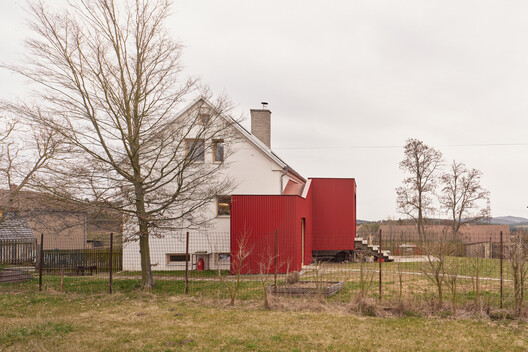 House With a Red Addition / Facha architekti House With a Red Addition / Facha architekti - Exterior Photography
