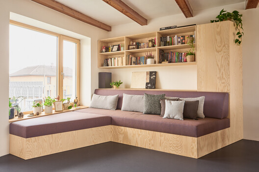 House With a Red Addition / Facha architekti House With a Red Addition / Facha architekti - Interior Photography, Living Room, Wood, Shelving