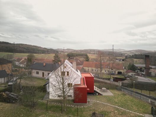 House With a Red Addition / Facha architekti House With a Red Addition / Facha architekti - Exterior Photography