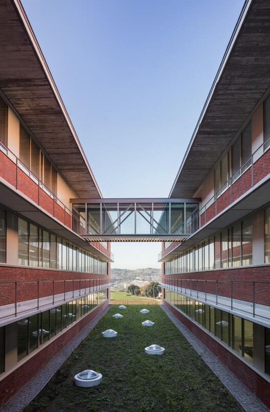 BIOKIT Laboratories / Pinearq + Bonell i Gil Arquitectes BIOKIT Laboratories / Pinearq + Bonell i Gil Arquitectes - Image 2 of 19
