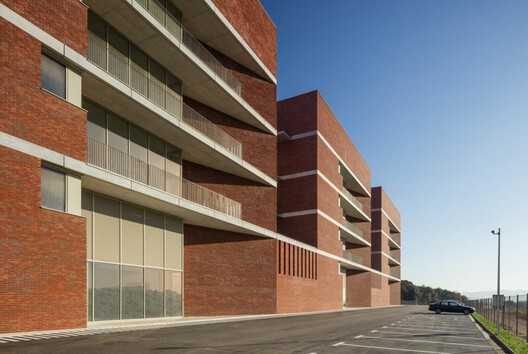 BIOKIT Laboratories / Pinearq + Bonell i Gil Arquitectes BIOKIT Laboratories / Pinearq + Bonell i Gil Arquitectes - Image 3 of 19