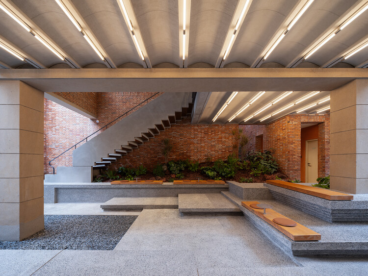 Reforma Comercial em Yanqing Li / Mix Architecture - Interiores