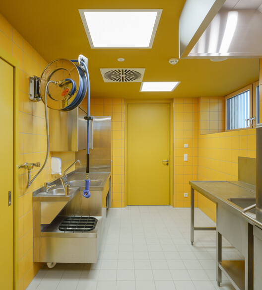 Wilnsdorf Primary School and Sports Hall / BUERO BB Wilnsdorf Primary School and Sports Hall / BUERO BB - Interior Photography, Bathroom, Lighting, Sink, Glass