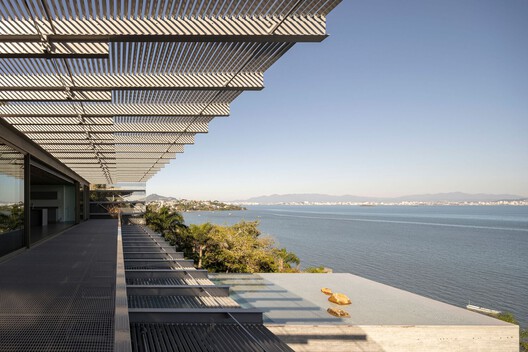 Building the View: 4 Brazilian Houses Framing the Sea Building the View: 4 Brazilian Houses Framing the Sea - Image 3 of 23