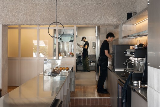 Gutiérrez Café / Toro Arquitectos - Fotografia de Interiores, Cozinha, Bancada, Iluminação, Vidro, Pia, Cadeira