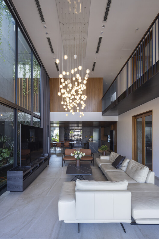 夏径之家 / Gieo Architecture 夏径之家 / Gieo Architecture - 室内图, 起居室, 灯, 桌子, 椅子