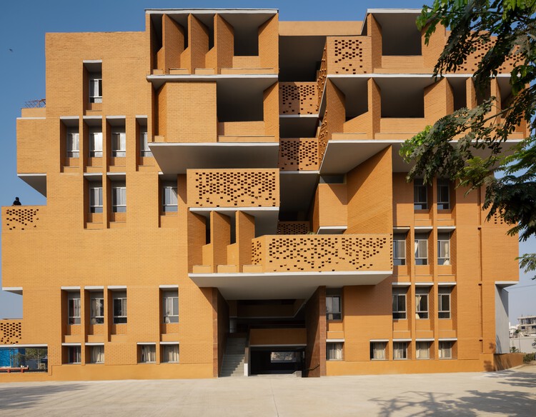 City Pride School / A Threshold - Schools 