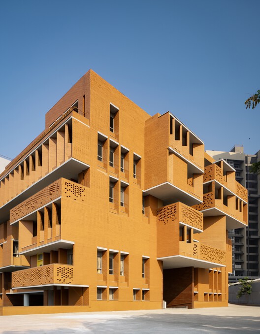 City Pride School / A Threshold - Fotografia Exterior, Varanda