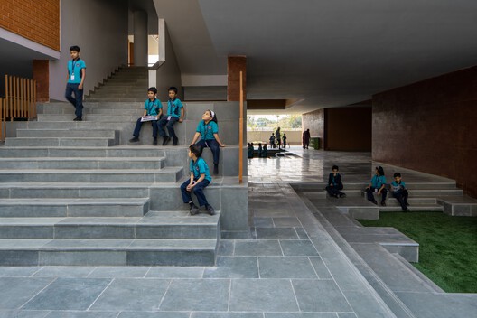 Colegio City Pride / A Threshold Colegio City Pride / A Threshold - Fotografía interior, Escaleras, Concreto