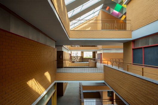 Colegio City Pride / A Threshold Colegio City Pride / A Threshold - Fotografía interior, Cocina, Madera