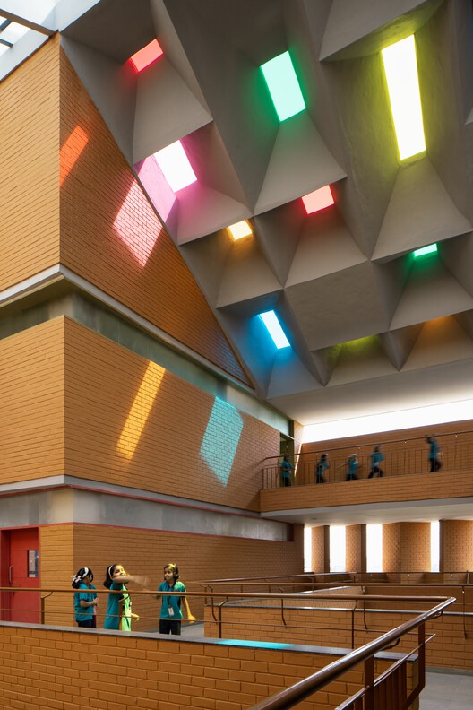 Colegio City Pride / A Threshold Colegio City Pride / A Threshold - Fotografía interior, Madera