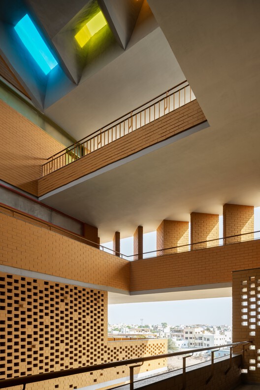 Colegio City Pride / A Threshold Colegio City Pride / A Threshold - Imagen 15 de 36