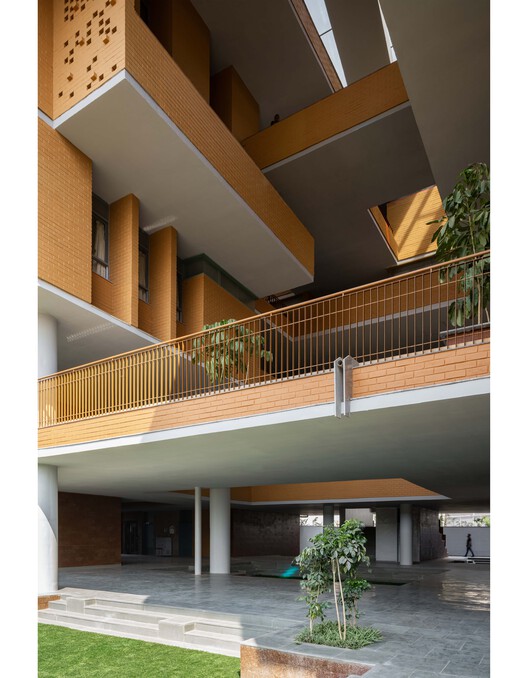 Colegio City Pride / A Threshold Colegio City Pride / A Threshold - Fotografía interior, Balcón