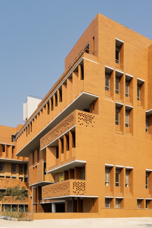 Colegio City Pride / A Threshold Colegio City Pride / A Threshold - Fotografía exterior, Balcón