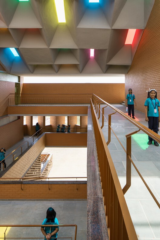 Colegio City Pride / A Threshold Colegio City Pride / A Threshold - Fotografía interior, Escaleras, Madera
