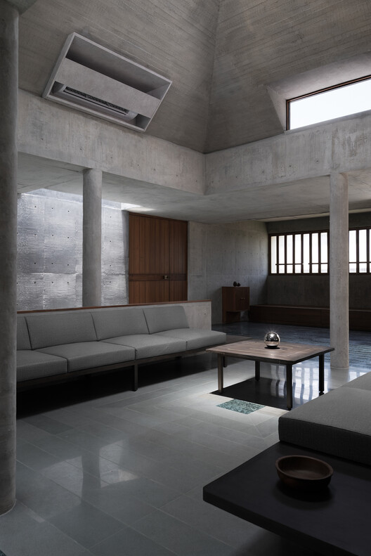 Monastic Field House / ROOMOOR - Interior Photography, Living Room, Wood, Concrete, Chair