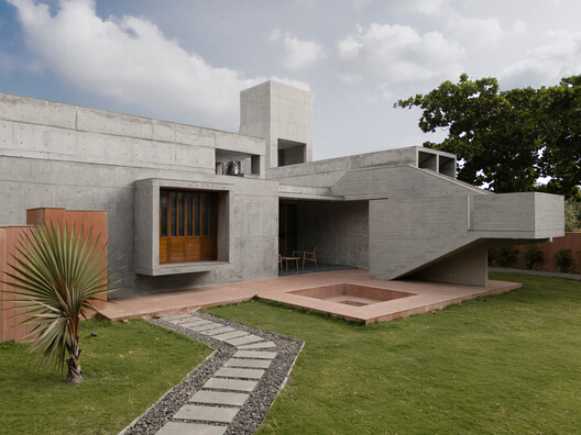 Monastic Field House / ROOMOOR - Exterior Photography, Concrete