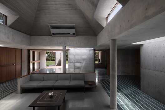 Monastic Field House / ROOMOOR - Interior Photography, Living Room, Concrete