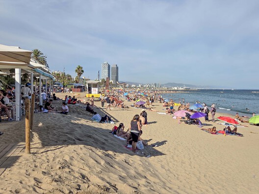 Transforming Barcelona's Waterfront: A Story of Urban Renewal Transforming Barcelona's Waterfront: A Story of Urban Renewal - Image 3 of 7