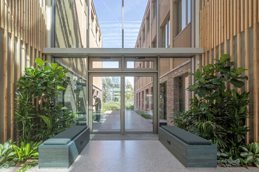 Circular Town Hall Krimpenerwaard / Ector Hoogstad Architecten - Exterior Photography, Concrete, Courtyard
