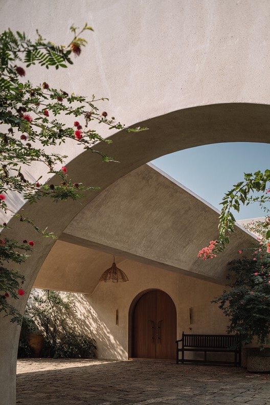 DUA Villa / Architecture BRIO DUA Villa / Architecture BRIO - Interior Photography, Arch, Concrete, Arcade, Courtyard