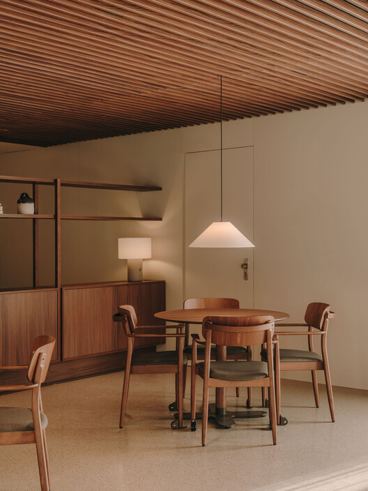 Mirador de Gràcia / Miriam Castells Mirador de Gràcia / Miriam Castells - Interior Photography, Dining room, Wood, Lighting, Chair