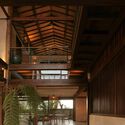 Legombang Treehouse / Cave Urban - Fotografía interior, Madera, Fijación Vigas