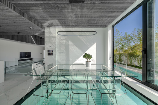 Companion Villa / AsNow Design & Construct Companion Villa / AsNow Design & Construct - Fotografía interior, Iluminación, Vidrio, Sillas